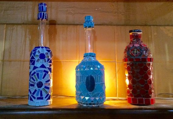 Garrafa de vidro com mosaico azul turquesa.