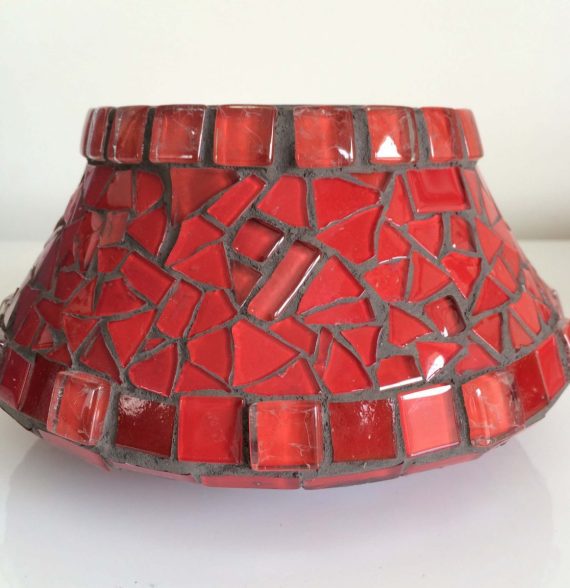 Cachepô em mosaico de vidro vermelho.