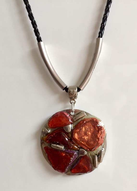 Colar com pingente em mosaico de resina e metal.