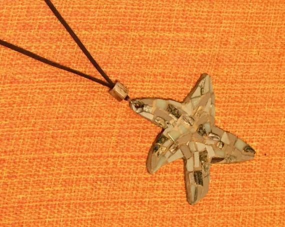 Colar com pingente em mosaico de cerâmica estrela do mar