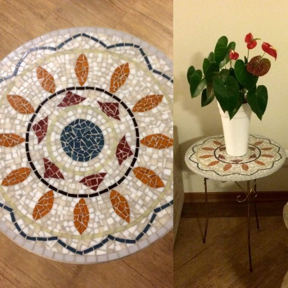Tampo de mesa em mosaico de vidro sobre fibrocimento.