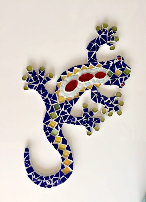 Salamandra em mosaico de vidro sobre MDF.