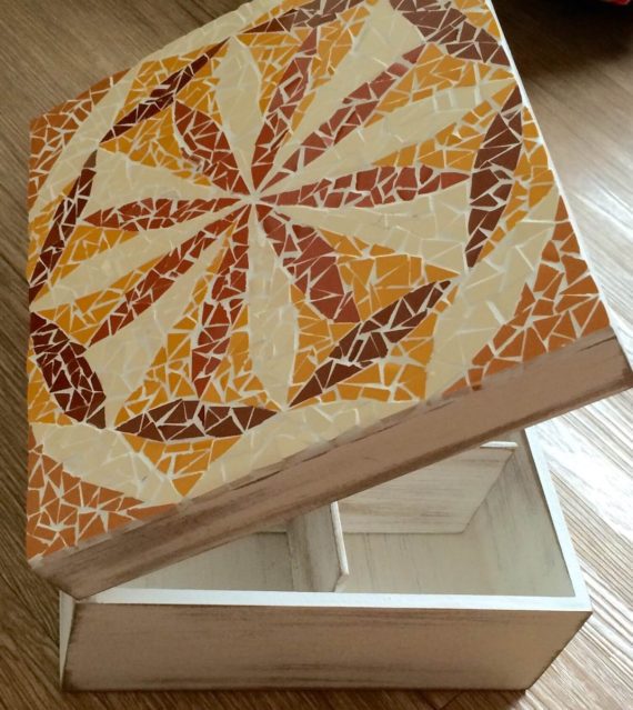 Caixa em mosaico sobre MDF patinado