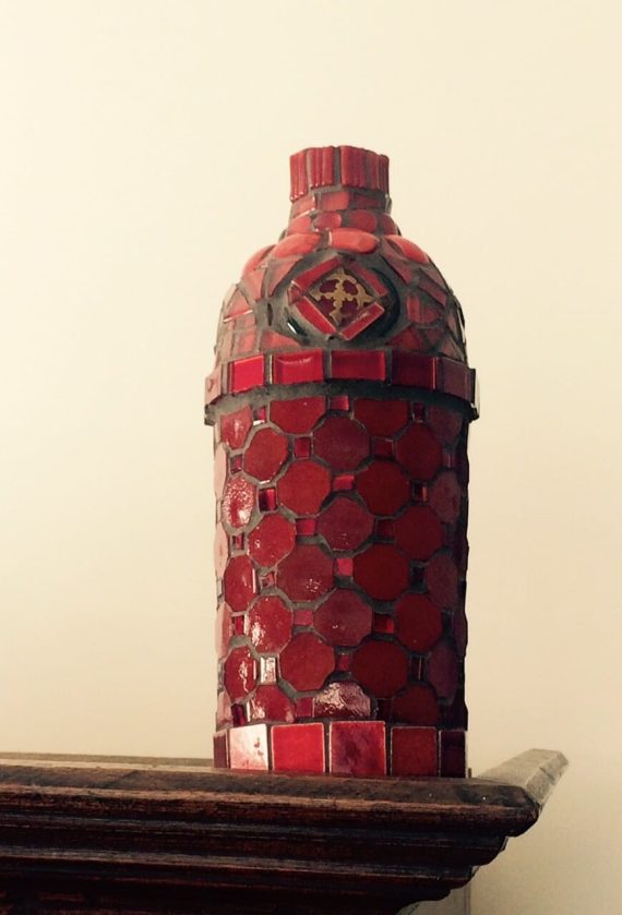 Garrafa decorativa em mosaico de vidro e resina