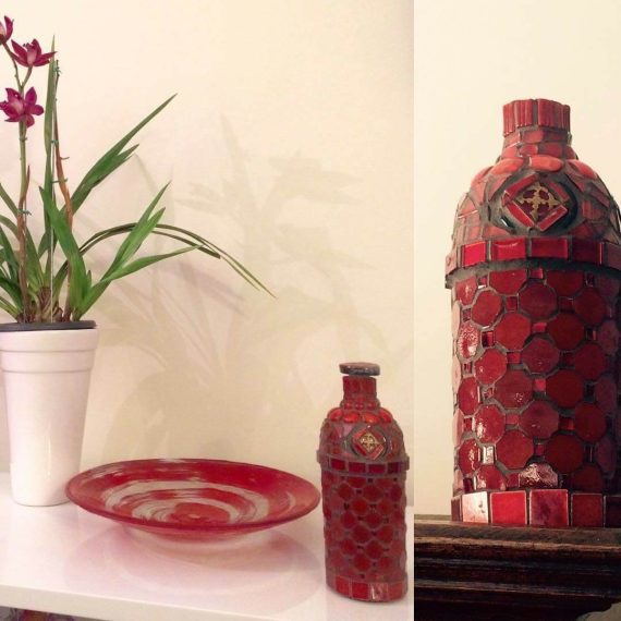 Garrafa decorativa em mosaico de vidro e resina