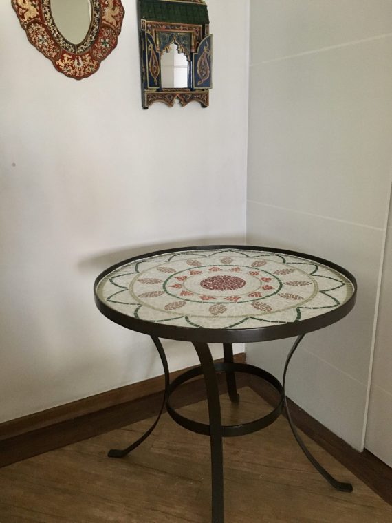 Mandala em mosaico de vidro para tampo de mesa