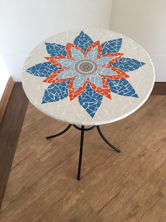 Tampo de mesa flor em mosaico de azulejo