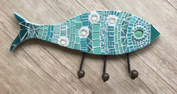 Cabideiro peixe em mosaico de vidro.