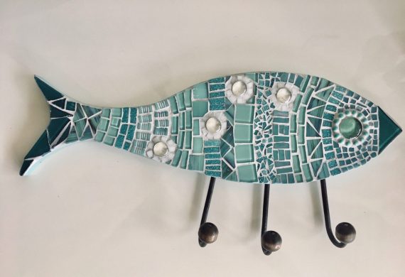 Cabideiro peixe em mosaico de vidro.